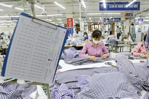 Các doanh nghiệp dệt may đã chủ động để thích ứng trong hoàn cảnh khó khăn. Ảnh: Đức Thanh