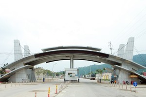 Cổng kiểm soát tại Khu kinh tế cửa khẩu Cầu Treo.