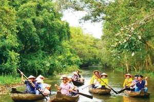 Tour du lịch sông nước, tham quan miệt vườn, trải nghiệm cuộc sống làm nông nghiệp... là một trong những “đặc sản” của du lịch Đồng Tháp.