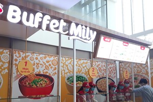 Khách hàng có thể tự chọn vắt mì/phở, topping,...tại nhà hàng mì ly của Acecook Việt Nam (Ảnh: HP).