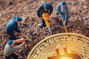 Bitcoin sụt giảm khiến toàn bộ thị trường tiền ảo chao đảo, giá trị vốn hóa bay mất hàng trăm tỷ USD. Ảnh: Shutterstock