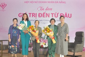 Những khách mời tham gia buổi toạ đàm.