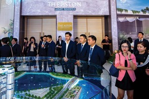 Khách hàng tìm hiểu dự án The Aston