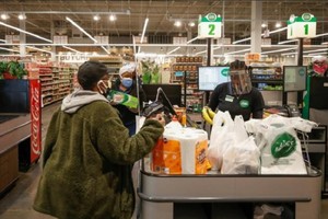 Người tiêu dùng dành thời gian ở nhà lâu hơn do chính sách làm việc tại nhà và học tập từ xa được kéo dài tại Mỹ. Ảnh: AFP