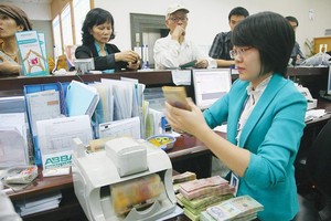 Tiền đồng tăng giá sẽ kích thích dòng vốn đầu tư vào Việt Nam, giảm gánh nặng thanh toán nợ nước ngoài... Ảnh: T.C