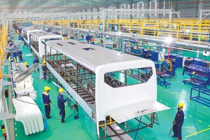 Thể chế và môi trường đầu tư kinh doanh được cải thiện đã giúp khu vực doanh nghiệp tư nhân bung ra, lớn mạnh. Trong ảnh: Dây chuyền sản xuất của Công ty CP Ô tô Trường Hải - doanh nghiệp tiên phong trong ngành công nghiệp ô tô và đang phát triển theo mô hình tập đoàn đa ngành. Ảnh: C.Cường