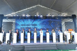 Các khách mời bấm nút khánh thành Nhà máy điện mặt trời VNECO Vĩnh Long