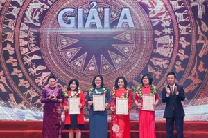 Chủ tịch Quốc hội Nguyễn Thị Kim Ngân và Trưởng ban Tuyên giáo Trung ương Võ Văn Thưởng trao giải cho các tác giả đoạt giải A - (Ảnh Duy Linh).