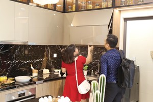 Khách hàng kiểm tra nội thất nhà mới. Ảnh: Việt Dũng