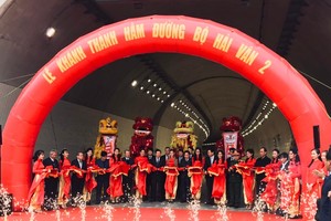 Phó Thủ tướng Trịnh Đình Dũng cắt băng khánh thành hầm Hải Vân 2 trên Quốc lộ 1