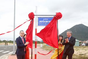 Lãnh đạo tỉnh Phú Yên và đại biểu gắn tên cho đường Nguyễn Kim Vang (có chiều dài 1.040m, đoạn từ nút giao đường An Dương Vương đến nút giao đường Trần Nhân Tông).