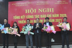 Ông Nguyễn Đình Vĩnh tặng bằng khen của UBND TP.Đà Nẵng cho 5 tập thể có thành tích xuất sắc.