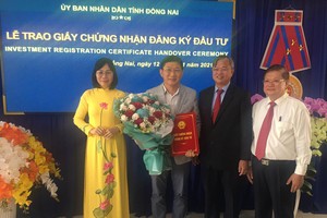Ông Cao Tiến Dũng, Chủ tịch UBND tỉnh Đồng Nai (đứng thứ 2 từ bên phải) trao giấy phép, chụp ảnh lưu niệm với nhà đầu tư.