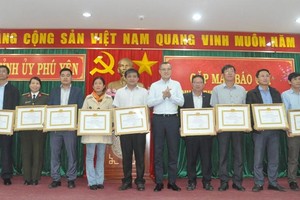 Ban Thường vụ Tỉnh uỷ Phú Yên tặng bằng khen cho các tập thể có thành tích xuất sắc trong tuyên truyền Đại hội Đảng bộ tỉnh.