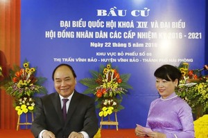 Thủ tướng Nguyễn Xuân Phúc cùng Phu nhân bầu cử năm 2016