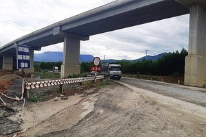 Nhà thầu thi công gặp khó tại đoạn Hòa Liên - Túy Loan (Km66 - Km78) do vướng giải phóng mặt bằng.