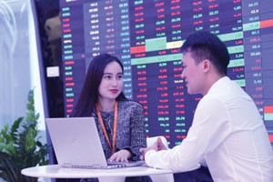 Nhiều nhà đầu tư chứng khoán đã cơ cấu một phần tài sản chứng khoán sang bất động sản. Ảnh: Dũng Minh