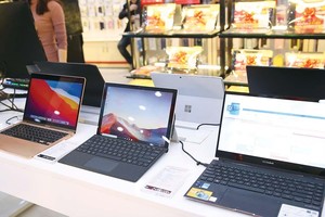 Tăng trưởng doanh thu năm 2021 của ngành hàng laptop được dự báo sẽ đạt mức 2 con số. Ảnh: Hải Yến