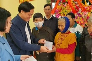 Ông Nguyễn Hữu Hán, Phó chủ tịch UBND huyện Lệ Thủy trao quà Tết "Quỹ Thiện Tâm" cho bà con nhân dân huyện Lệ Thủy.