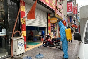 Lực lượng y tế thành phố Hạ Long tiến hành phun tiêu độc khử trùng đối với các cơ sở vẫn cố tình để khách vào ăn uống tại cửa hàng.