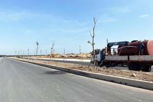 Thời tiết nắng ráo, thuận lợi nên các nhà thầu tập trung cao độ nhân công, thiết bị thi công xây dựng cả ca đêm, ngày nghỉ lễ và chủ nhật để đẩy nhanh tiến độ.