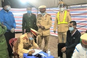 Đối tượng truy nã (mặc áo đen) bị lực lượng Cảnh sát giao thông Công an tỉnh Hải Dương phát hiện, bắt giữ tại chốt kiểm dịch