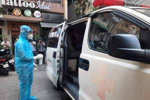 Cơ quan y tế đưa người tiếp xúc gần với bệnh nhân 1883 đi cách ly và theo dõi (Ảnh: NLĐ, Văn Minh).