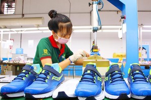 Công nhân làm việc tại nhà máy sản xuất giày xuất khẩu tại TP.HCM (Ảnh: Lê Toàn).