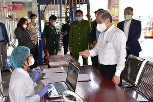 Chủ tịch UBND tỉnh Thừa Thiên Huế Phan Ngọc Thọ kiểm tra công tác phòng chống Covid-19 tại một khu cách ly.