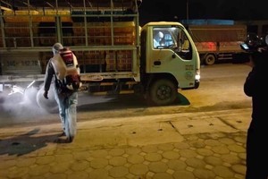 Các phương tiện vận chuyển nông sản được phun khử khuẩn khi ra, vào thành phố Chí Linh, Hải Dương. Ảnh: CTV
