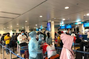 Người dân xếp hàng chờ làm thủ tục hải quan tại sân bay Tân Sơn Nhất ngày 04/02 (Ảnh minh hoạ: Hồng Phúc).