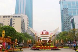 Cổng chào chính phía đường Nguyễn Huệ với gia đình trâu lắc lư theo điệu nhạc xuân.