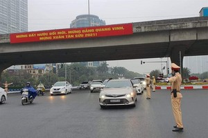 Lực lượng CSGT Tp. Hà Nội điều tiết giao thông tại khu vực Đại lộ Thăng Long trong dịp Tết nguyên đán 2021.
