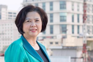 CEO Esperantotur Phan Hồng Châu chắt chiu từng đồng chi phí, từng cái kẹo, gói bánh, mớ rau, thức ăn đem ở nhà đến bổ sung cho nhân viên.