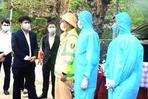 Ông Lương Nguyễn Minh Triết- Phó Bí thư Thường trực Thành uỷ Đà Nẵng (áo vest) thăm hỏi, chúc tết lực lượng tại các điểm chốt chặn phòng chống dịch Covid-19 trên địa bàn Đà Nẵng