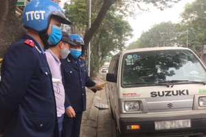 Thanh tra giao thông - vận tải (Sở Giao thông - Vận tải Hà Nội) nhắc nhở một trường hợp tài xế dừng đỗ sai quy định ở trung tâm thành phố.