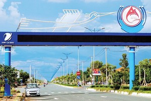 Phát triển hạ tầng giao thông là một trong 3 đột phá của tỉnh Cà Mau trong thời gian tới. Trong ảnh: Đường vào trung tâm TP. Cà Mau