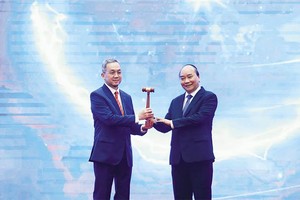 Thủ tướng Chính phủ Việt Nam Nguyễn Xuân Phúc trao búa, chuyển giao vai trò Chủ tịch ASEAN 2021 cho Đại sứ Brunei tại Việt Nam, ông Pengiran Haji Sahari bin Pengiran Haji Salleh