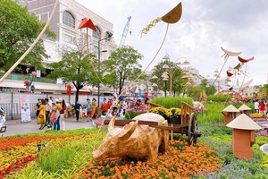 Người dân tại TP.HCM tham quan đường hoa Nguyễn Huệ Tết Tân Sửu 2021 (Ảnh: V.Giang).