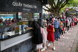 Du khách xếp hàng mua vé vào Văn Miếu - Quốc Tử Giám