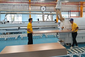 Công nhân làm việc trong nhà máy AA tại Long An (Ảnh: Thị Hồng).