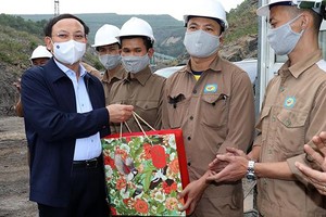 Ông Nguyễn Xuân Ký (ngoài cùng bên trái) tặng quà động viên công nhân lao động khai trường sản xuất 917.