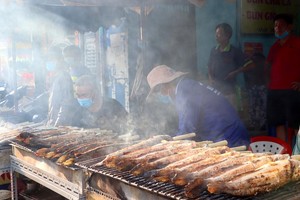 Cá lóc nướng tại cửa hàng 44 Tân Kỳ Tân Quý, quận Tân Phú (Ảnh: T. Hồng).