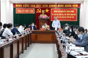 Bí thư Tỉnh uỷ Phú Yên Phạm Đại Dương báo cáo một số kiến nghị với Thủ tướng Chính phủ Nguyễn Xuân Phúc tại buổi làm việc
