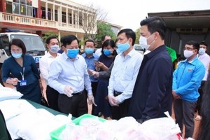 Lãnh đạo TP Hải Phòng, Sở Công Thương, NNPTNT cùng các lực lượng vận chuyển thực phẩm vào cho người dân trong khu vực phong tỏa