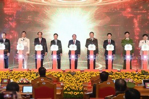 Thủ tướng cùng các đại biểu thực hiện nghi thức khai trương hệ thống cơ sở dữ liệu quốc gia về dân cư và hệ thống sản xuất cấp và quản lý căn cước công dân (Ảnh VGP)