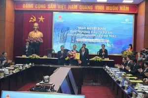 Đồng chí Trịnh Đình Dũng, Phó Thủ tướng Chính phủ trao Quyết định của Thủ tướng Chính phủ về chủ trương đầu tư Dự án Khu công nghiệp Liên Hà Thái.