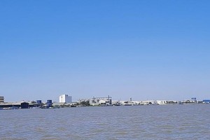 Khu công nghiệp Trà Nóc (Cần Thơ) nhìn từ sông Hậu