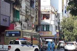 Lực lượng y tế phun thuốc khử khuẩn 1 khách sạn có người Trung Quốc nhập cảnh trái phép lưu trú