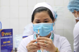 Hình ảnh những y bác sĩ đầu tiên tại bệnh viện Nhiệt Đới TP.HCM được tiêm vắc-xin phòng Covid-19